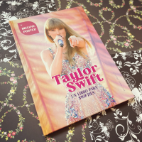 Llega un libro que va a hacer las delicias de todos los ‘swifties’, los fans de la estrella Taylor Swift. En estas páginas encontraréis una biografía, confesiones, múltiples fotografías y un póster de la cantautora y actriz estadounidense que ya es un fenómeno de masas. “Nunca he pensado que escribir canciones podría ser un arma. Sólo había pensado que sería una manera de ayudarme a superar el amor, la pérdida, la tristeza, la soledad y el hacerme mayor”, explica la superestrella. No os perdáis la historia de la estrella que rompe todos los récords. ✨

#taylorswift #swifties #musica #superestrella