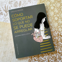 Megan Devine nos presenta un libro muy especial para atravesar el duelo. “Cómo soportar lo que no se puede arreglar” es un camino. El duelo no es un problema a resolver sino una experiencia que atravesar, según Devine. Si quieres sobrevivir a tu duelo deberás dar con formas de habitarlo. Este libro es una herramienta práctica y muy útil para conseguir ese propósito. Este diario para el duelo puede ayudarte a vivir el dolor, soportarlo y volver a ser tú.

@refugeingrief ✨

#duelo #psicologia #diario #autoayuda #libros