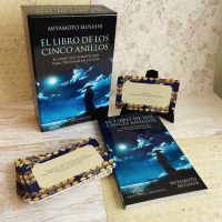 Os presentamos todo un clásico en un formato que os va a encantar: “El libro de los cinco anillos”, de Miyamoto Musashi. Este oráculo estratégico os va a permitir triunfar en la vida. En este estuche, además de la versión íntegra e ilustrada del libro, encontraréis 52 cartas con proverbios inspiradores del texto y un elegante expositor.

#oraculos #ellibrodeloscincoanillos #miyamotomusashi