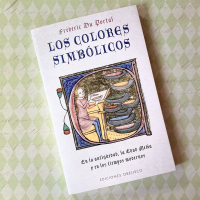 Frédéric du Portal nos abre las puertas a los mundos simbólicos del color desde la antigüedad, pasando por el Medievo hasta nuestros días. Esta lectura, color a color, nos invita a recorrer, con detalle, un viaje a través de distintas tradiciones espirituales. “Los colores simbólicos” es un libro efusivamente documentado donde el autor expresa su idea de la unidad de la religión entre todos los hombres a través del color, ya que su significado simbólico es el mismo entre todos los pueblos y las épocas. No os perdáis esta lectura tan interesante como imprescindible para todos los amantes de la tradición y la simbología.

#simbolismo #simbologia #historiadelarte #tradicion #religion #espiritualidad